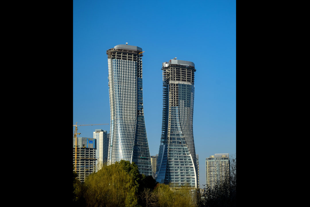 出现难得的通透的蓝天,地处钱江新城的各种标志性建筑,摩天大楼,争奇